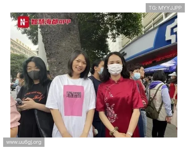 考场外旗袍弟弟惊艳亮相意外走红成全场最靓的仔网友热议青春自信